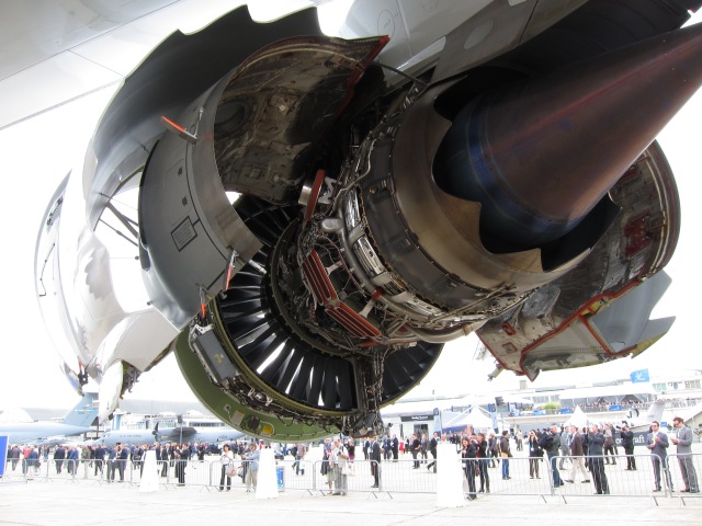 Um dos novos motores GEnx montados sob 747 e postos para a exposição. 